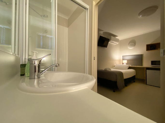 Bathroom 1, Lake Tyrrell Accommodation LTA, Buloke - North