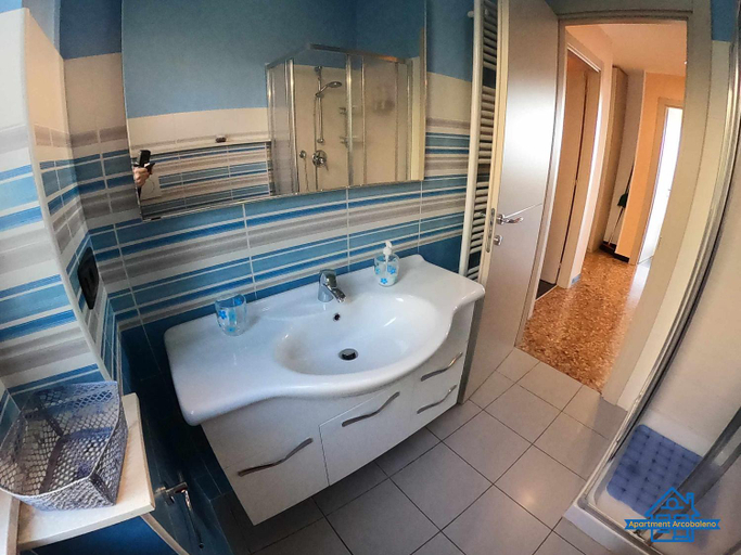 Bathroom 4, Apartment Arcobaleno, Savona