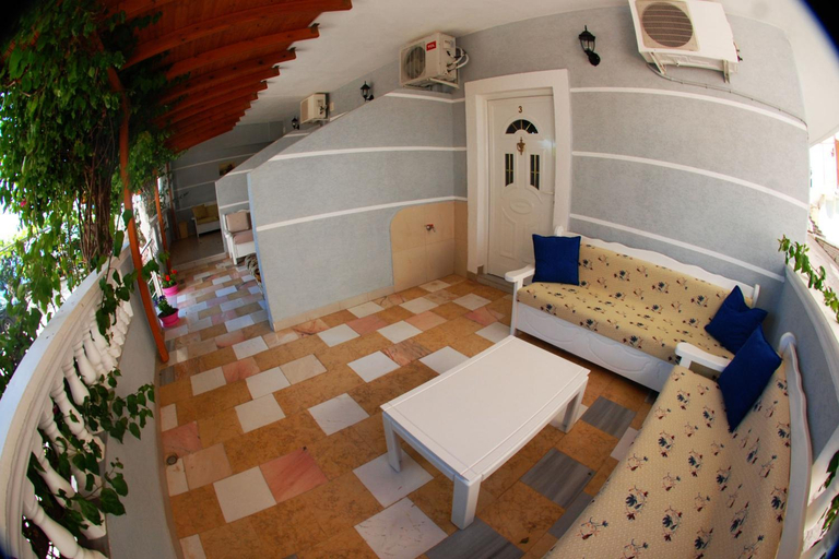 Others 5, Vila Alvin, Sarandës