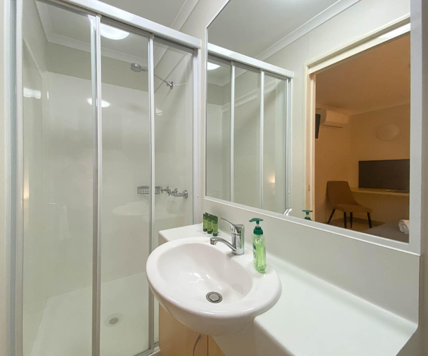 Bathroom 2, Lake Tyrrell Accommodation LTA, Buloke  - North