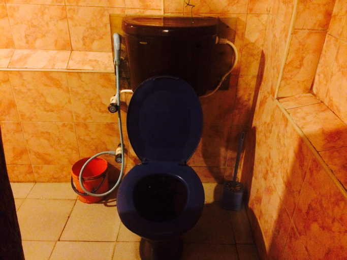 Bathroom 4, Beach Hut, Pothuvil