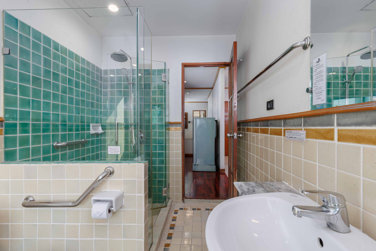 Bathroom 5, Charlie House Pinklao, Bang Plad