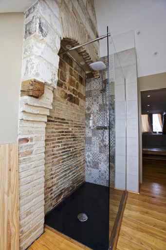 Bathroom 2, Hotel Saint Georges, Aube