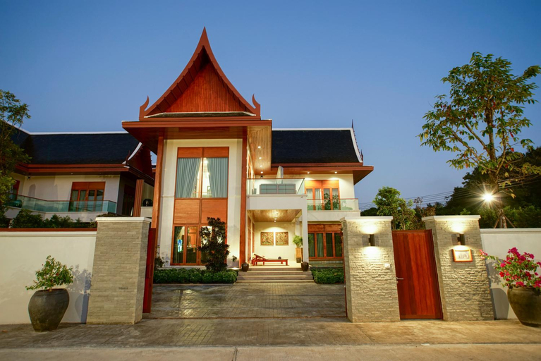 Exterior & Views 24