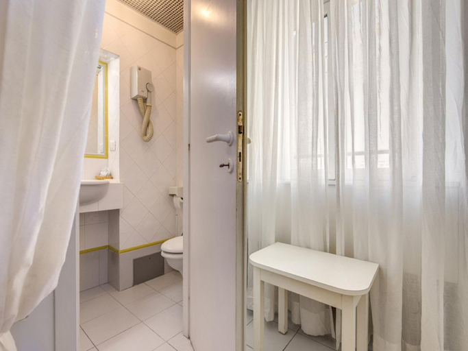 Bathroom 3, Hotel Labelle, Roma