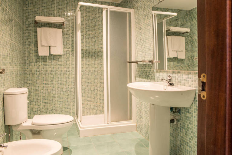 Bathroom 4, Apartamentos Costa Esmeralda, Cantabria