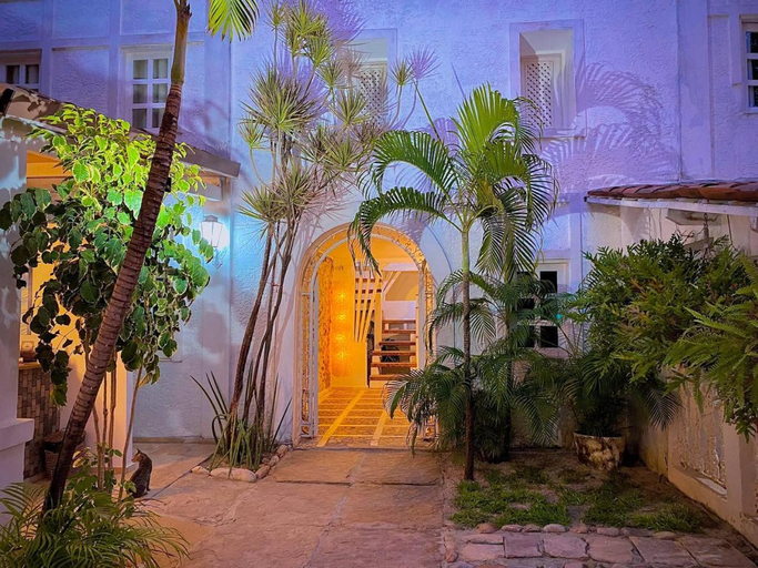 Exterior & Views