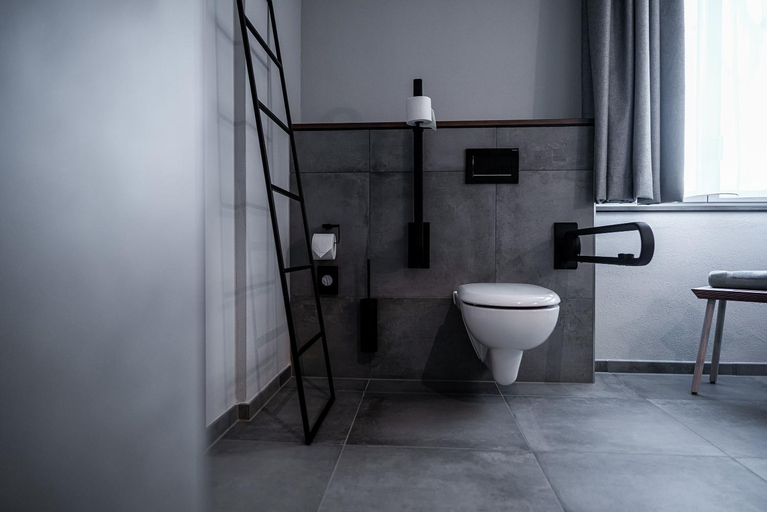 Bathroom 2, Pulverhutte Gastehaus im egapark - ein Projekt der Lebenshilfe Erfurt Service gGmbH, Erfurt