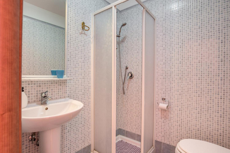 Bathroom 3, Millyhouse, Rome