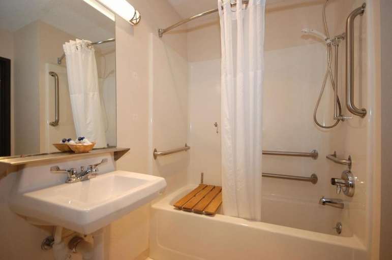 Bathroom 4, Baymont by Wyndham Delaware, Delaware