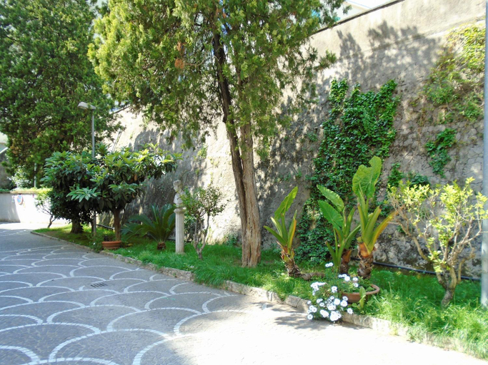 Others 5, La Tana di Sofia, Rome