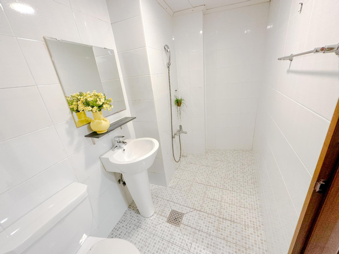 Bathroom 12