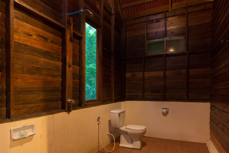 Bathroom 3, Art's Riverview Lodge, Phanom