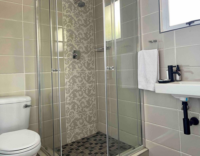 Bathroom 2, Lochry Guest Suite, eThekwini