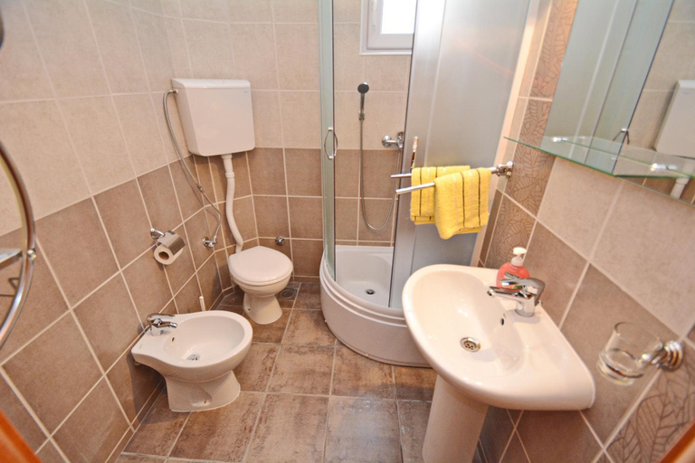 Bathroom 3, Marinero Apartments