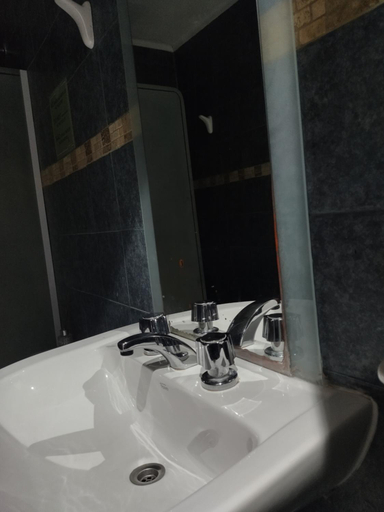 Bathroom 2, Caminos Hostal, Capital