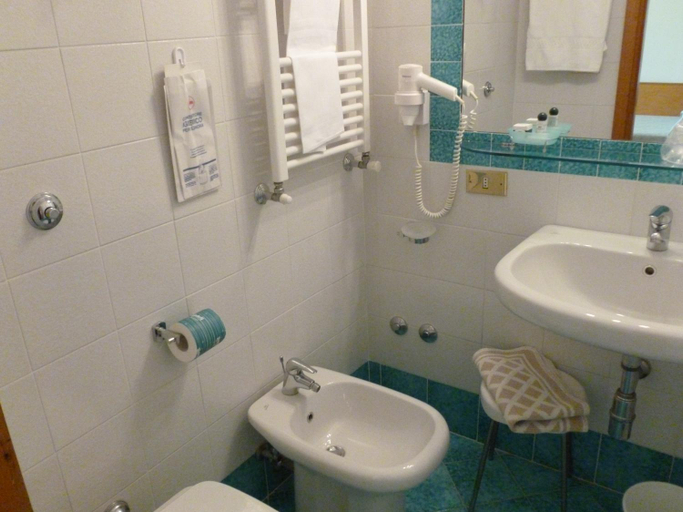 Bathroom 5, Hotel Plaza, Salerno