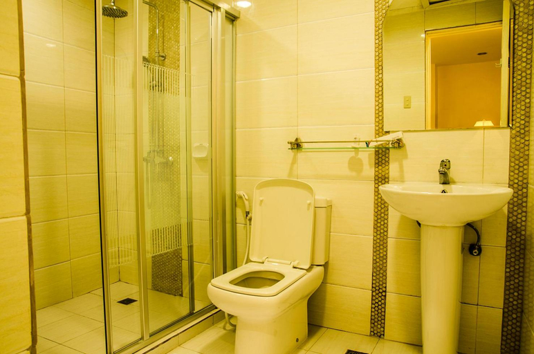 Bathroom, Dreamwave Hotel Santiago, Santiago City