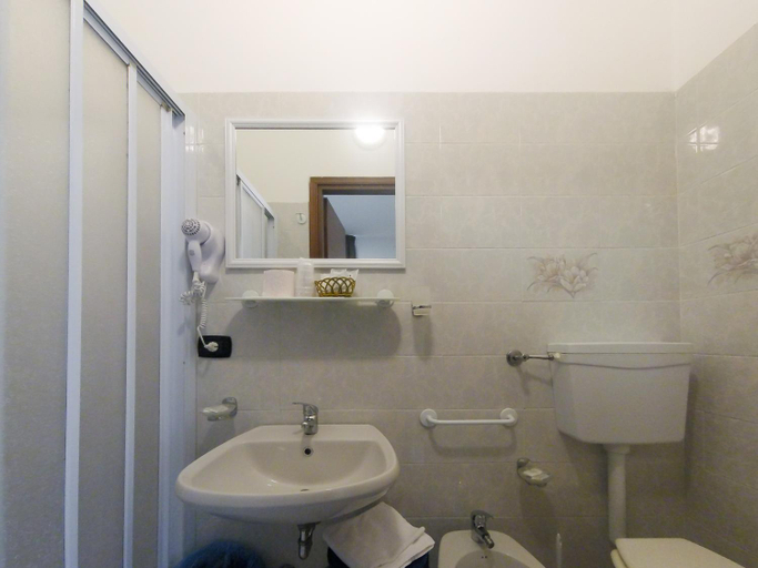 Bathroom 4, Hotel Trentina, Milano