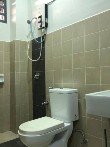 Bathroom 3, Comfortable&Peaceful Evergreen 1 Homestay Kuantan, Kuantan