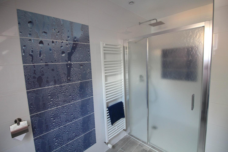 Bathroom 2, Auberge de l'Arc en Ciel, Pas-de-Calais