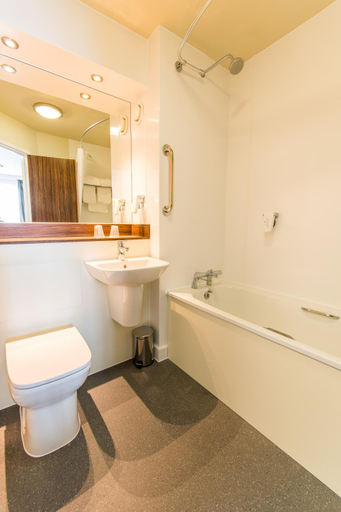 Bathroom 4, Chain Runner by Marston's Inns, West Lothian
