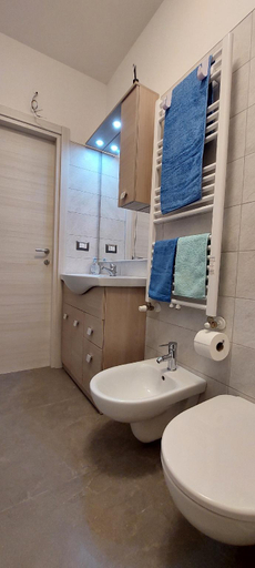 Bathroom 2, Appartamento centrale vicino stazione ferroviaria, Bari