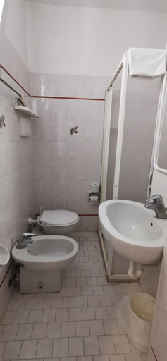 Bathroom 4, Hotel Brown, Rimini