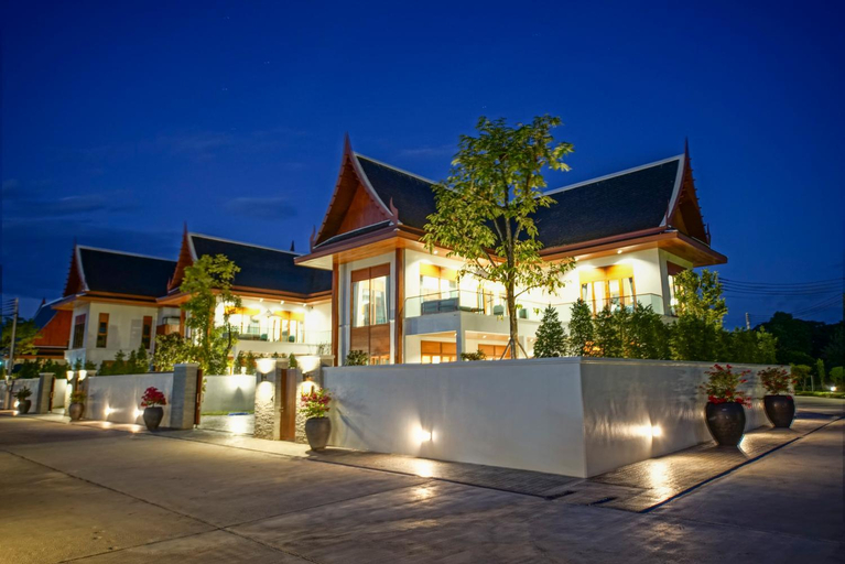 Exterior & Views 25
