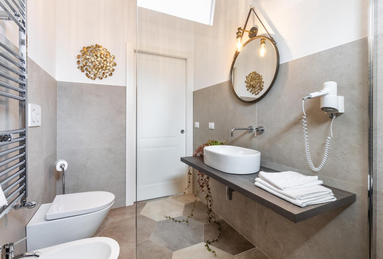 Bathroom 5, Baglio Genovesi, Syracuse