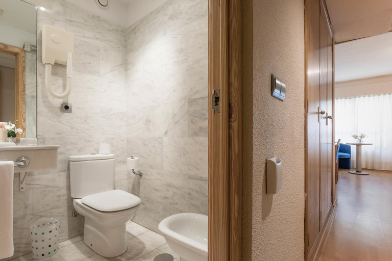 Bathroom 4, Hotel Villa San Juan, Alicante