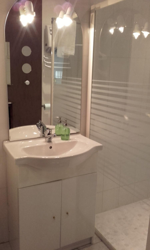 Bathroom, Le ti'Roussat, Gironde