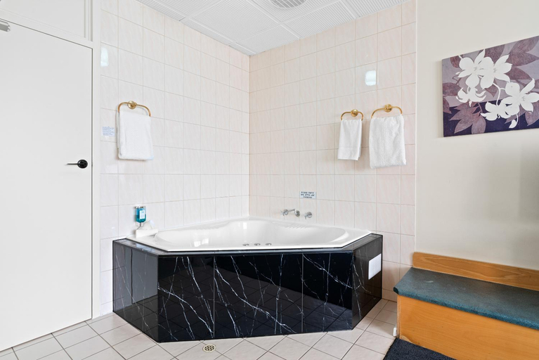 Bathroom 3, Adelaide International Motel, Adelaide