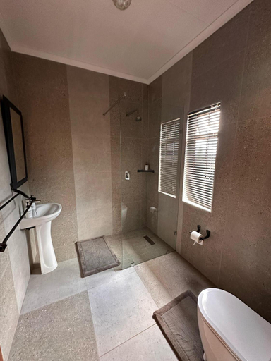 Bathroom 3, LaFleur Guesthouse & Garden Venue, Dr Kenneth Kaunda