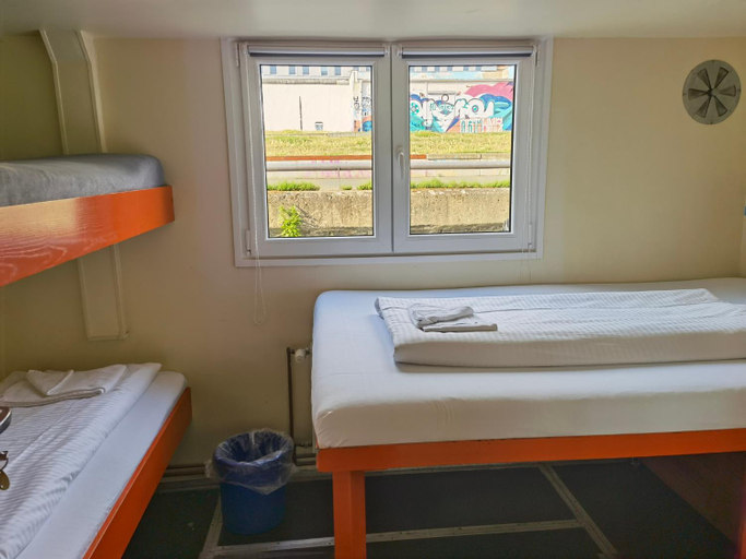 Bedroom 2, Eastern & Western Comfort Hostelboat, Berlin