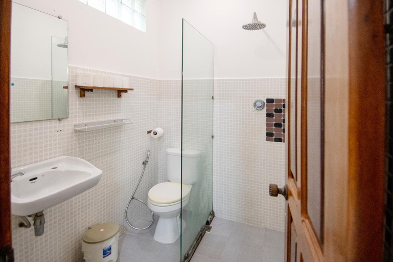 Bathroom 10