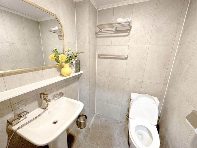 Bathroom 28