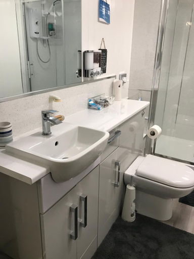 Others 5, Luxury 3 bedded room with sea views and parking, Torbay