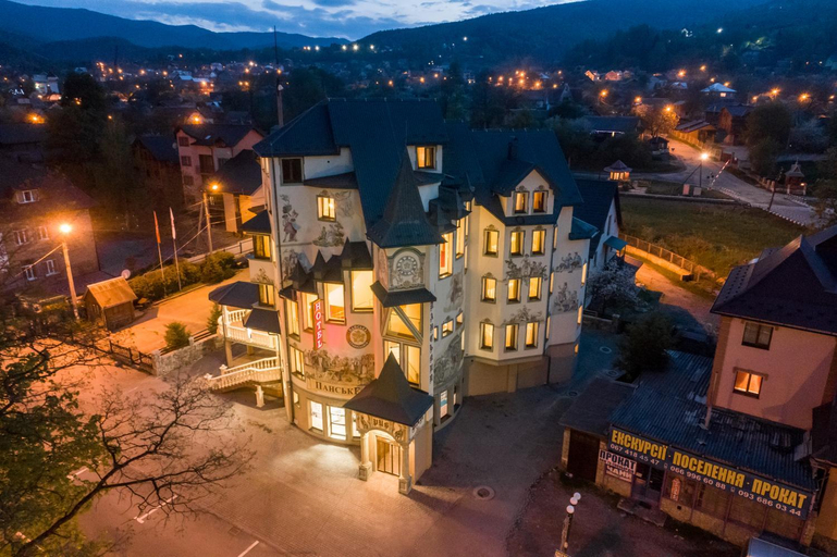 Exterior & Views