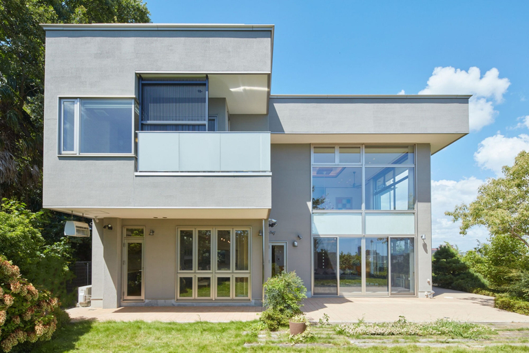 Exterior & Views