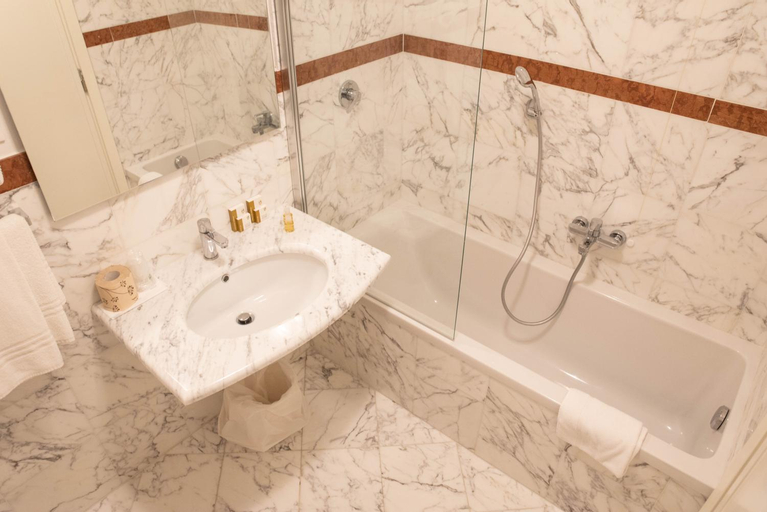Bathroom 12