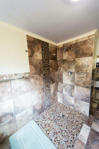 Bathroom 3, LaFleur Guesthouse & Garden Venue, Dr Kenneth Kaunda