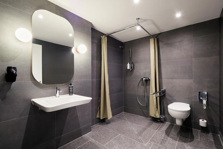 Bathroom 3, ibis Styles Bielefeld, Bielefeld