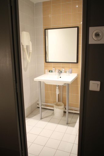 Bathroom 4, Orly Superior Hotel, Essonne