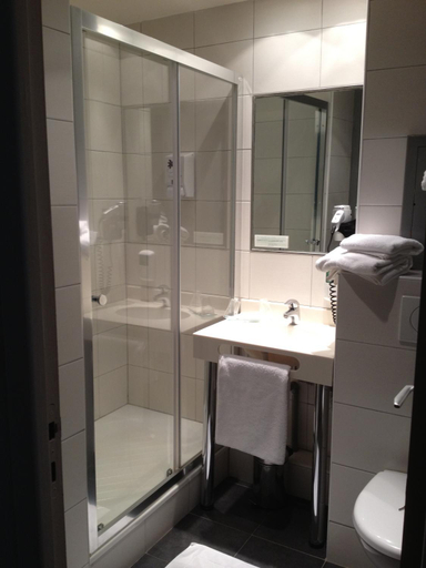 Bathroom 3, LOGIS Hotel & Restaurant - Les Arcades, Seine-Maritime