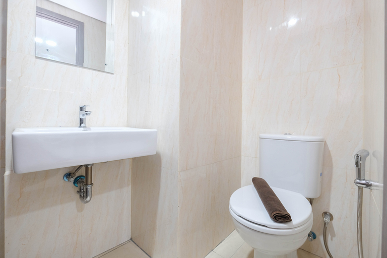 Bathroom 5, Restful and Comfy 1BR Tamansari Bintaro Mansion Apartment By Travelio, Tangerang Selatan