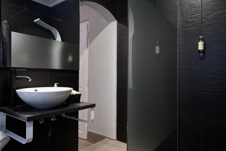 Bathroom 2, Downtown Loule, Loulé