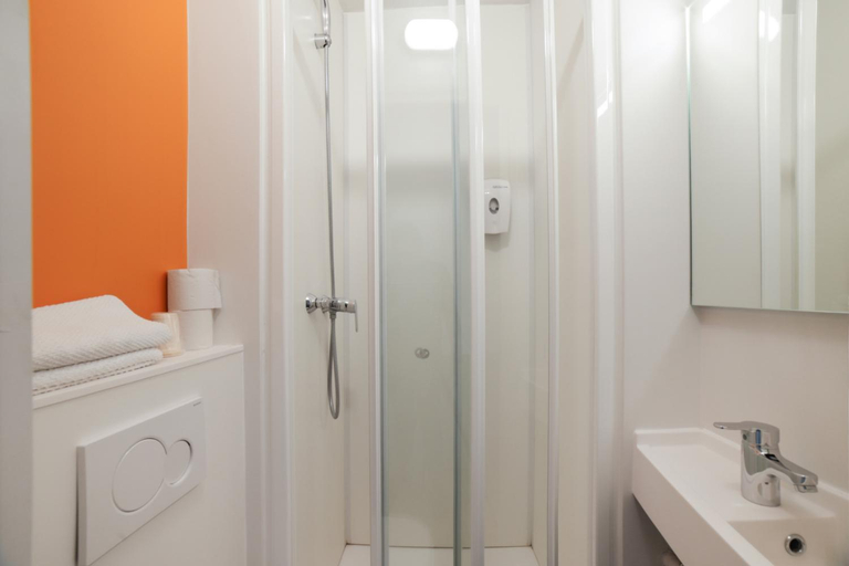 Bathroom 4, Premiere Classe Troyes Sud - Parc St Thibault, Aube