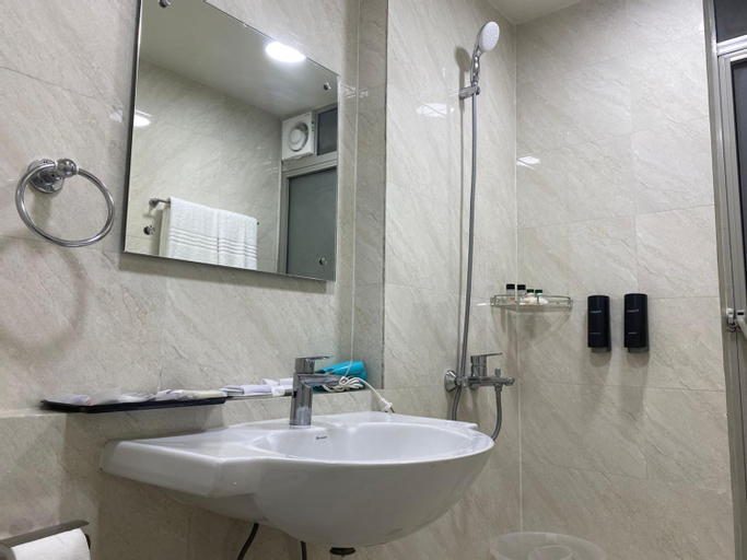 Bathroom 10