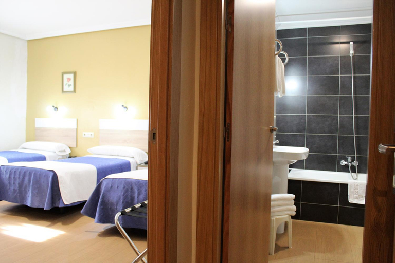 Bathroom 2, Hostal Madrid, Toledo